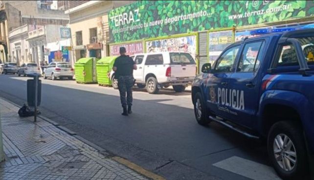 La policía revisa el lugar donde está estacionada la camioneta Toyota Hilux.