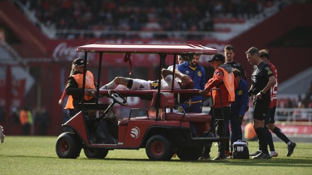 Agustín Módica se retira de la cancha en carrito médico y llorando.