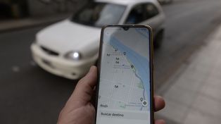 El primer paro de choferes de Uber en Rosario se siente, sobre todo en los precios de los viajes.