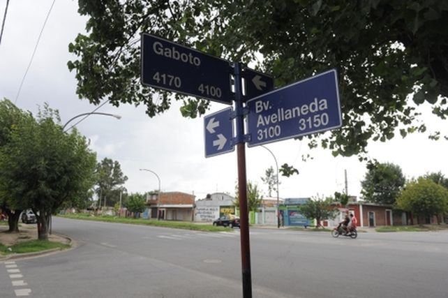 Una moto pasa por Avellaneda y Gaboto donde esta madrugada Roberto Ariel Urribarri recibió un disparo que terminó resultando mortal. (Foto: S.Toriggino)