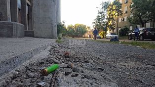 Policía santafesina realiza los peritajes en inmediaciones del estadio de Colón tras los tiroteos ocurridos en la tarde del martes durante el encuentro con Peñarol.