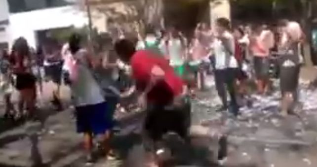 Un vecino se cansó de los ruidos de los estudiantes y los atacó con un palo en plena calle