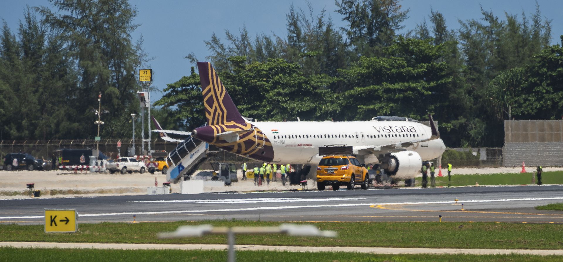 Un vuelo AI 379 de Air India, con destino a Nueva Delhi, se encuentra estacionado en la pista tras un aterrizaje de emergencia en el aeropuerto de Phuket, tras recibir un informe de que un piloto encontró un mensaje de amenaza de bomba poco después de despegar de Phuket, el viernes 13 de junio de 2025. (Chalit Saeton vía AP) Un vuelo AI 379 de Air India, con destino a Nueva Delhi, se encuentra estacionado en la pista tras un aterrizaje de emergencia en el aeropuerto de Phuket, tras recibir un informe de que un piloto encontró un mensaje de amenaza de bomba poco después de despegar de Phuket, el viernes 13 de junio de 2025. (Chalit Saeton vía AP)