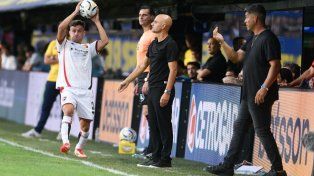 Martín Luciano saca el lateral para Newells. Favio Orsi y Sergio Gómez dan indicaciones. La dupla no arrancó bien.&nbsp;