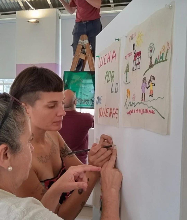 Desde 2015, coordinado por Marina Gryciuk, Gimena Galli, María Blanco y Olga Moyano, la experiencia El Enredo teje entre las mujeres de la cárcel de Rosario. 