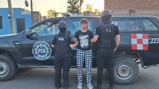 La joven al momento de ser detenida por las fuerzas federales
