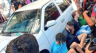 En plena luz del día, seis jóvenes fueron detenidos acusados de ultrajar sexualmente de una chica de 20 años. La señal de alerta la dio un vecino de Palermo