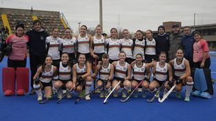 Acá están las campeones del hockey del Litoral. Universitario ganó una gran final.