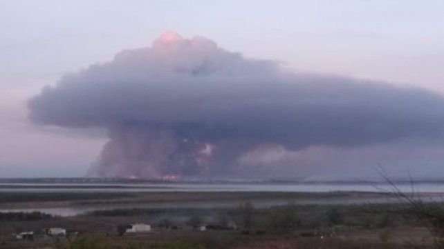 La densa columna de humo negro quedó registrada frente a las costas de Villa Constitución durante este sábado.