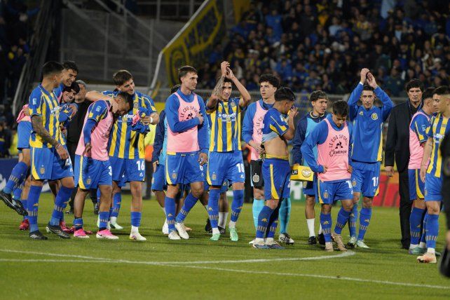 Los jugadores de Central celebran tras la gran victoria frente a Huracán