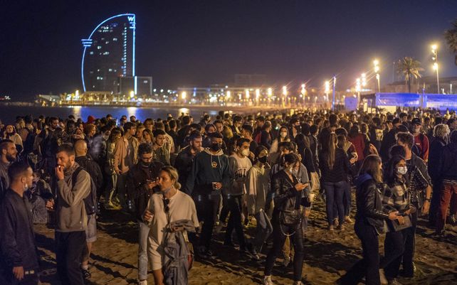 Miles de residentes de Barcelona reunidos en la playa
