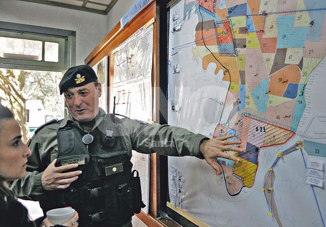 Mapa del delito. Zurita explicó cómo se zonificó la ciudad para planificar el trabajo de Gendarmería. / UNO de Santa Fe/Juan M. Baialardo