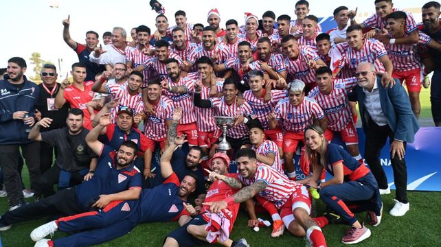 Todo Los Andes celebra el ascenso a la PN. Será el rival de Rosario Central en la Copa Argentina.