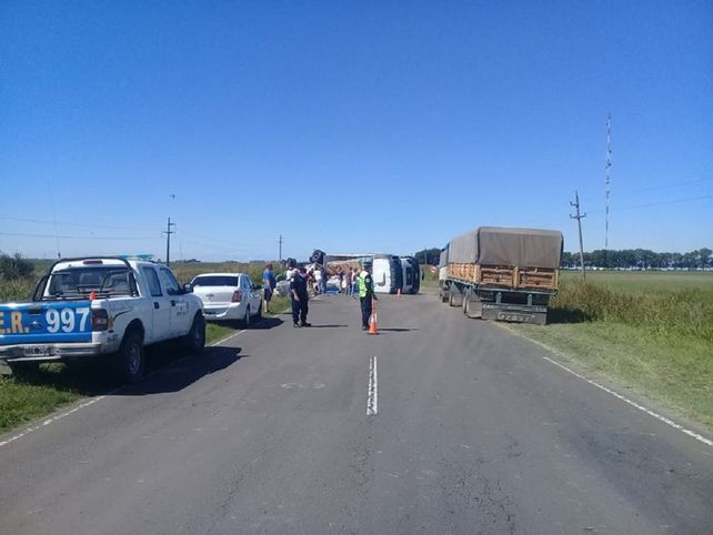 Camión con yerba volcó y se evitó que se robaran parte de la carga