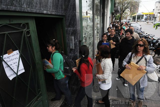 Casi 1000 santafesinos se postularon para cubrir vacantes en el Estado