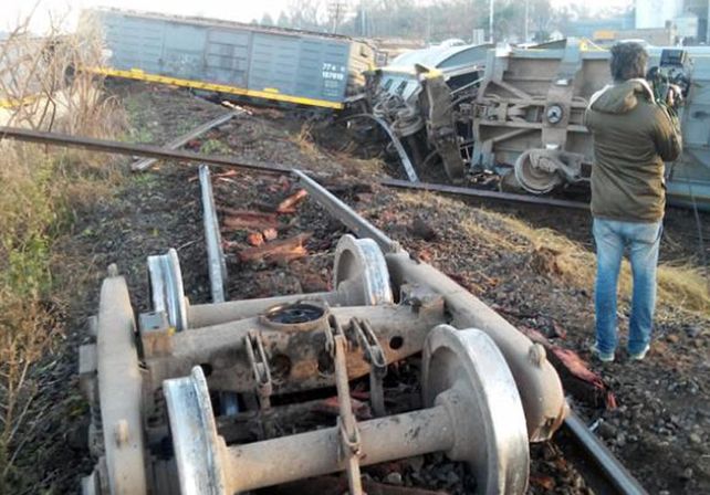 Descarriló un tren de carga en una vía con rieles rotos al costado de la ruta 34