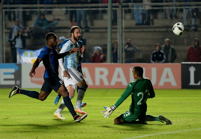 Golazo. Gonzalo Higuaín la picó frente al arquero de zurda.