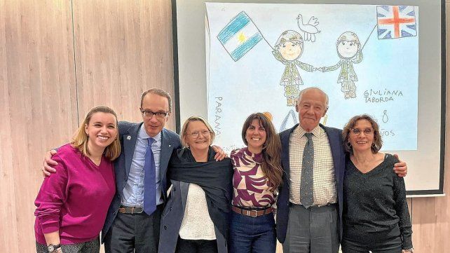 Geoffrey Cardozo ilustra sus charlas por el mundo con el dibujo de una nena de Paraná