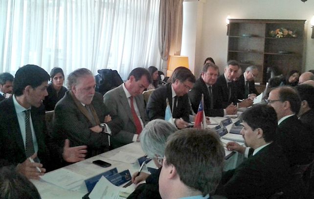 El secretario de Transporte (segundo desde la izquierda) hablando durante el encuentro celebrado en Santiago. A su lado