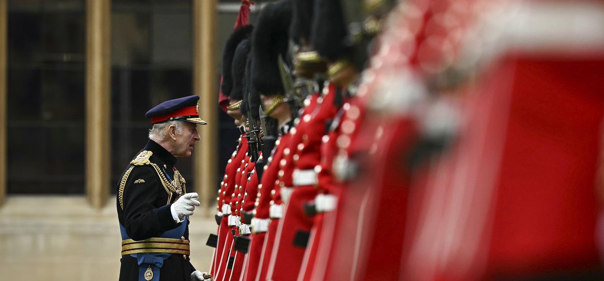 El rey Carlos III de Gran Bretaña, habla mientras pasa revista a los Guardias Irlandeses, durante una ceremonia en la que presenta los Nuevos Colores a las Compañías No. 9 y No. 12 de los Guardias Irlandeses, en el Castillo de Windsor, Windsor, Inglaterra, el lunes 10 de junio de 2024. (Ben Stansall/Pool Photo vía AP) El rey Carlos III de Gran Bretaña, habla mientras pasa revista a los Guardias Irlandeses, durante una ceremonia en la que presenta los Nuevos Colores a las Compañías No. 9 y No. 12 de los Guardias Irlandeses, en el Castillo de Windsor, Windsor, Inglaterra, el lunes 10 de junio de 2024. (Ben Stansall/Pool Photo vía AP)
