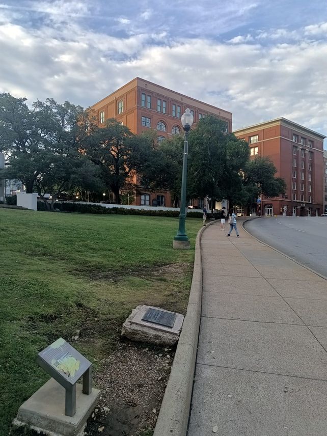 En Dallas, cada turista es un detective en la escena del crimen más famoso del mundo
