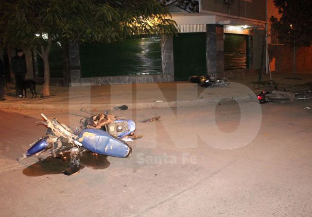 Violento. Así quedaron las motos en el triple choque.