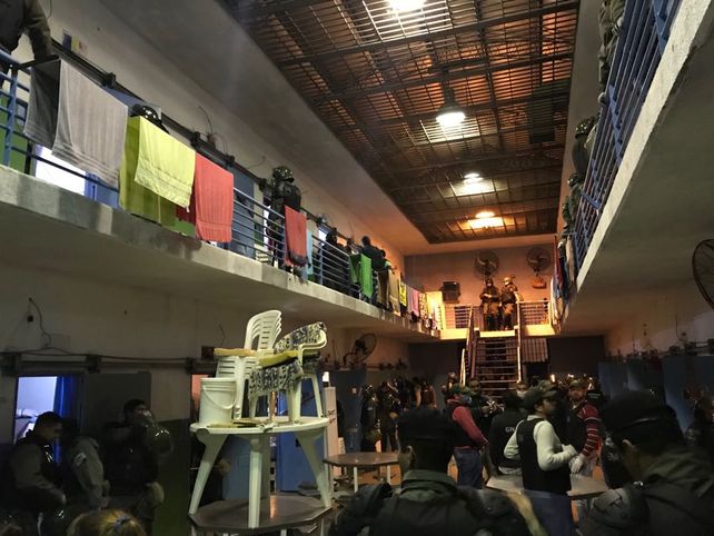 Por ataques a jueces rosarinos, allanan tres cárceles adonde están Los Monos