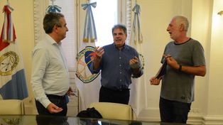 El intendente Pablo Javkin, el ministro de Cultura Jorge Llonch y el referente de los ex combatientes de Malvinas en Rosario, Rubén Rada, durante el encuentro en el que empezaron a organizarse las actividades.&nbsp;