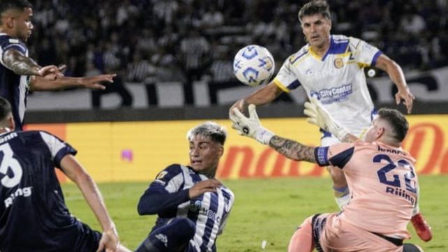Herrera se queda con el balón que intentaba meter Giaccone. Fue la primera clara de Rosario Central en el Mario Kempes.
