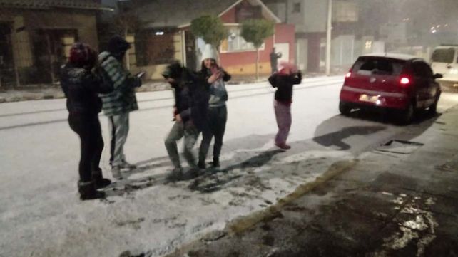 Un grupo de adolescentes disfruta de la nieve en Río Grande do Sul.