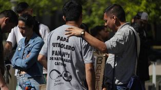 Facundo, el papá de Nathanael junto a otros familiares y allegados a la familia, frente al Centro de Justicia Penal