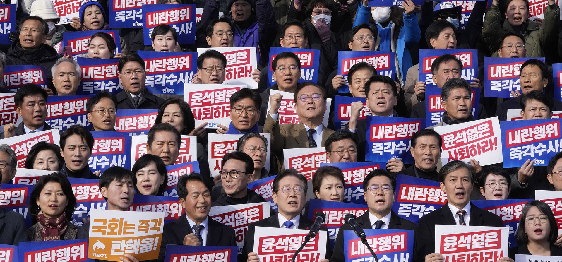 Miembros del principal partido de oposición, el Partido Democrático, se manifiestan contra el presidente surcoreano Yoon Suk Yeol en la Asamblea Nacional en Seúl, Corea del Sur, el miércoles 4 de diciembre de 2024. Los carteles dicen Miembros del principal partido de oposición, el Partido Democrático, se manifiestan contra el presidente surcoreano Yoon Suk Yeol en la Asamblea Nacional en Seúl, Corea del Sur, el miércoles 4 de diciembre de 2024. Los carteles dicen
