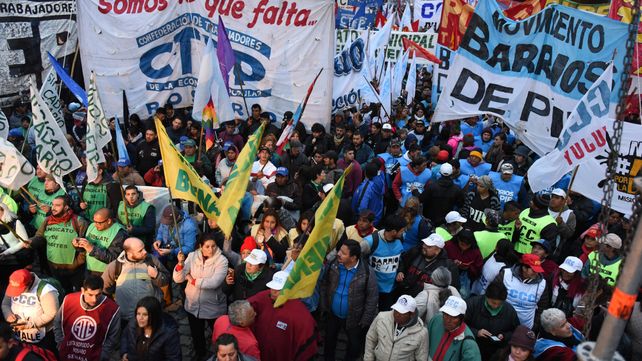El frío y la llovizna no menguó el ánimo combativo de los manifestantes.