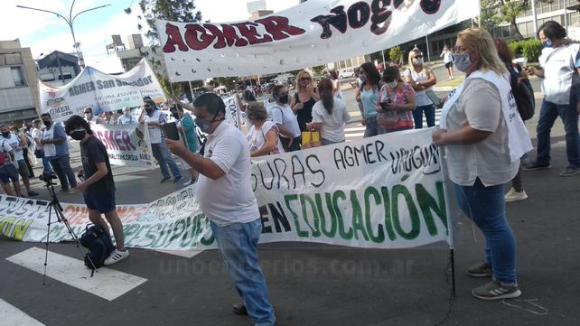 El gremio AGMER se concentra con acto ante la Casa de Gobierno de Entre Rïos donde instala una carp