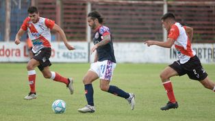 El Chino, en 2021, cuando estaba dentro de la cancha jugando para el charrúa ante Luján.