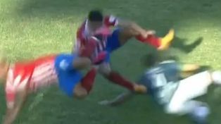 El defensor se tiró con las dos piernas y lesionó a dos jugadores rivales.