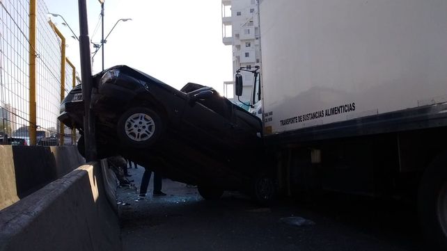 Impactante accidente entre un camión y un taxi en Avenida Alem y Belgrano