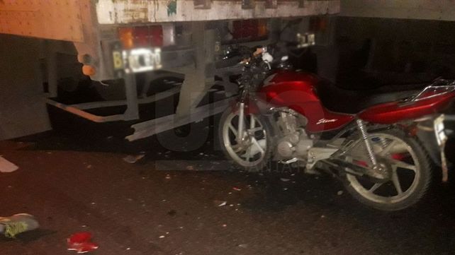 Murió un motociclista que se estrelló contra la parte trasera de un camión