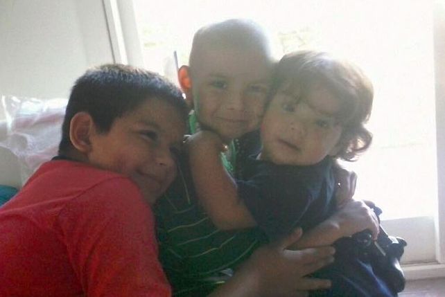 Uriel junto a sus hermanos
