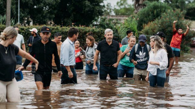 Rogelio Frigerio y funcionarios recorrieron los barrios anegados por las lluvias. Hay más de 50 familias afectadas. Llegará el Ejército a brindar apoyo&nbsp; 