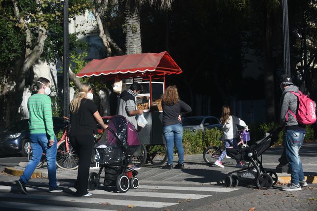La gente se volc&oacute; masivamente a las calles&nbsp; en el segundo d&iacute;a de caminatas y salidas recreativas en Rosario.&nbsp;
