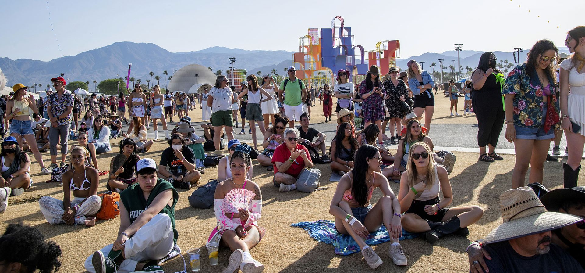 Asistentes al festival de Festival de Música y Artes de Coachella en el Empire Polo Club el domingo 24 de abril de 2022 en Indio, California. 