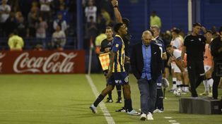 Abel Hernández fue reemplazado a los 17 del complemento. Tuvo una de cabeza que se fue cerca.