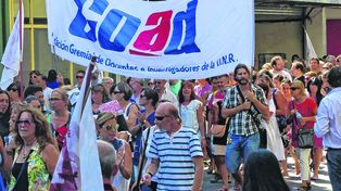 Marcha de las antorchas de la UNR para reclamar por la ley de financiamiento