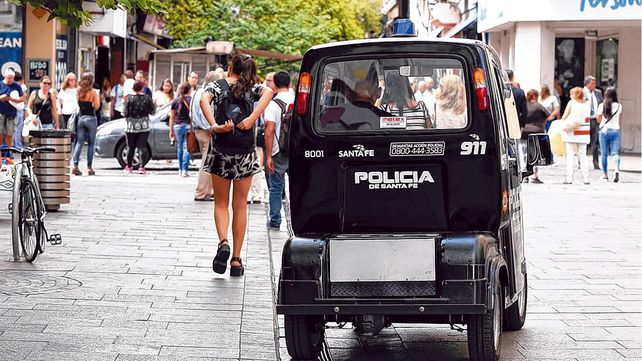 Postal de los paros. El carrito eléctrico de la policía recorrió las peatonales en las últimas medidas de fuerza de los municipales.