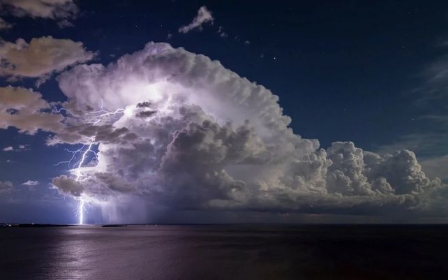 Rayo de una tormenta aislada sobre la bahía de Cannes