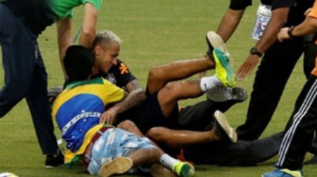 ¡Están totalmente locos! Hinchas derribaron a Neymar ¡Están totalmente locos! Hinchas derribaron a Neymar