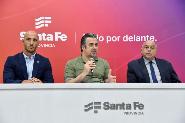 El secretario de Análisis y Gestión de Santa Fe, Esteban Santantino; el ministro de Seguridad, Pablo Cococcioni; y el secretario de Seguridad Pública, Omar Pereira  