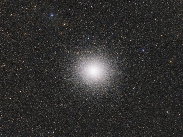 Estrellas y nebulosas GANADOR CATEGORÍA: ESTRELAS Y NEBULOSAS La fotografía “El Magnífico Omega Centauri” de Ignacio Díaz Bobillo (Argentina) ha sido la seleccionada como favorita de entre las miles de imágenes de este año. La fotografía fue tomada desde Buenos Aires