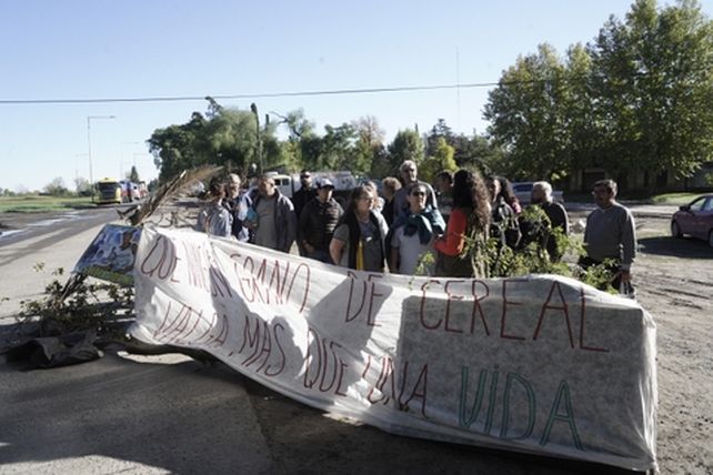 Que ningún grano de cereal valga más que una vida. Familiares de víctimas de la ruta 11 se manifestaron por más seguridad vial.&nbsp;